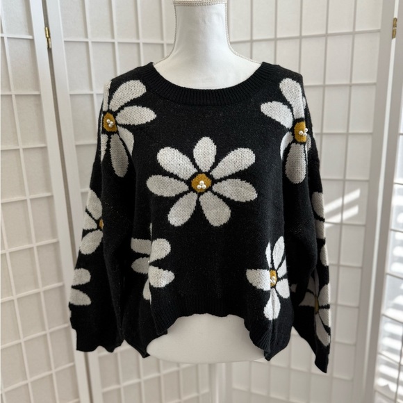 Francesca's Black and White Daisy Sweater | XL 🔥CLEAR THE CLOSET - Picture 2 of 6